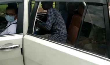 நீட் தேர்வுக்கு ஏழை மாணவரை காரில் அழைத்து சென்ற ஆட்சியர்!