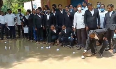 காகித கப்பல் விட்டு வக்கில்கள் போராட்டம்!