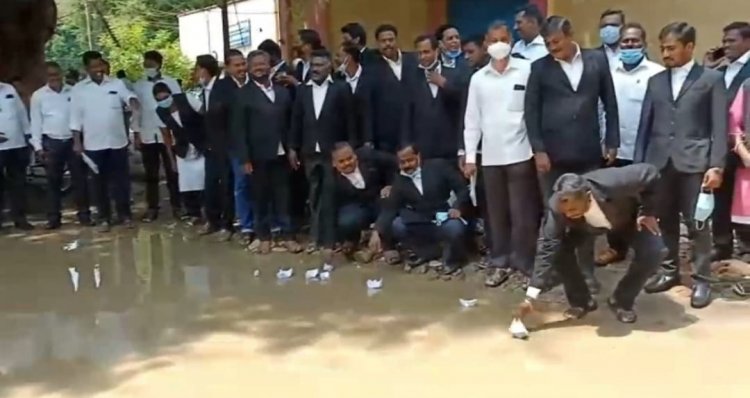 காகித கப்பல் விட்டு வக்கில்கள் போராட்டம்!
