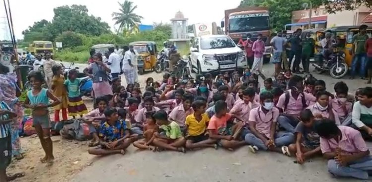 சாலை மறியல் செய்த மாணவர்கள்! ஓடோடி வந்த அலுவலர்கள்!
