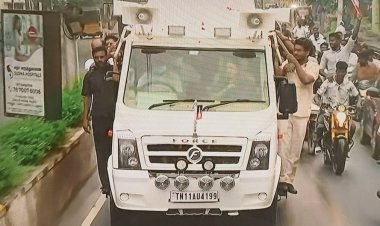 ஜெயலலிதாவின் தேர்தல் வாகனத்தில் சுற்றிவரும் வி.கே.சசிகலா!