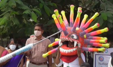 மெகா சைஸ் "கொரோனா ஊசி டிராமா"வை ரசித்த கலெக்டர்!