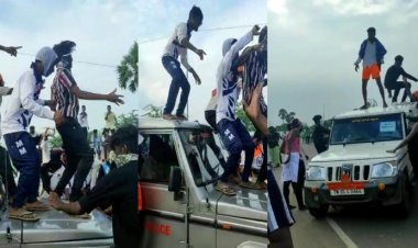 அரசாங்க வாகனத்தை நடன மேடையாக்கிய இளைஞர்கள்!