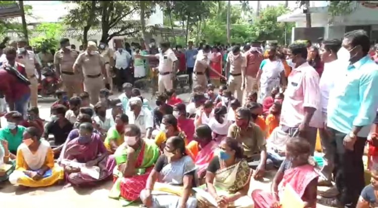 அறிவிப்பில் அலட்சியம் காட்டிய அரசுகல்லூரி முதல்வர்! மாணவர்கள் போராட்டம்!!