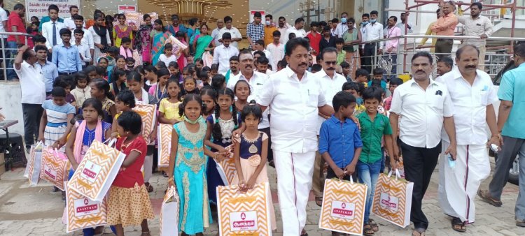 மூன்று மாத ஊதியத்தில் சிறார்களுக்கு துணி மணி! இவரல்லவா எம்.எல்.ஏ.!