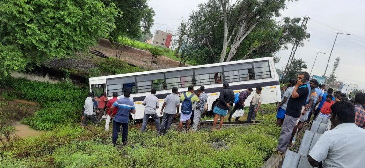 போலிஸ் வாகனம் கவிழ்ந்து 7 பேர் காயம்!