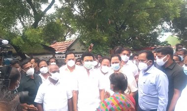   புலம் பெயர்ந்த இலங்கை தமிழர் நலன்:- 3,510 குடியிருப்புகளுக்கு அடிக்கல் நாட்டிய முதலமைச்சர்! திடீரென்று மறுவாழ்வு மையத்துக்குள் சென்றதால் பரபரப்பு!