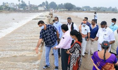 மோட்டார் பைக்கில் சென்று நீர் நிலைகளை ஆய்வு செய்த கலெக்டர்!