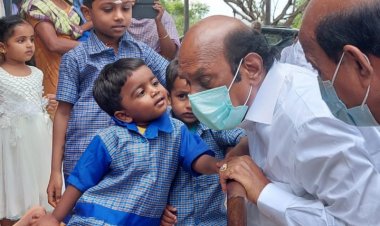 குழந்தைகளை கொஞ்சிய அமைச்சர் எ.வ.வேலு!