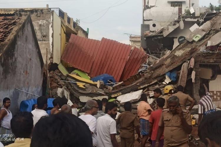 தீயணைப்பு அலுவலர் வீட்டில் சிலிண்டர் வெடிப்பு: 4 பேர் பலி!!