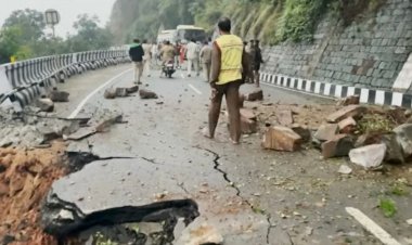 தேவுடா... திருமலையில் 13 இடங்களில் நிலச்சரிவு!