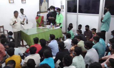 ஆட்சியர் அலுவலகத்தில் ஆர்பாட்டம் நடத்தி சாதித்த மாணவர்கள்!