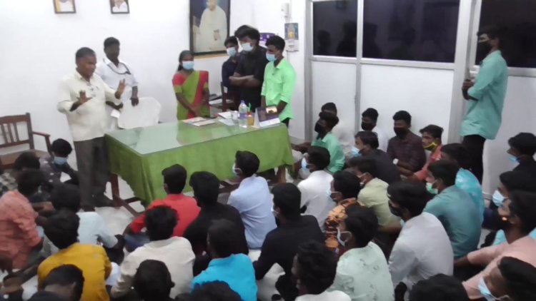 ஆட்சியர் அலுவலகத்தில் ஆர்பாட்டம் நடத்தி சாதித்த மாணவர்கள்!