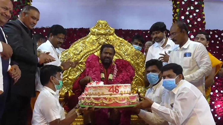 கேக் வெட்டி பிறந்த நாள் கொண்டாடிய சக்தி அம்மா!