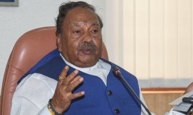 தேசியக் கொடி கம்பத்தில் காவி கொடியேற்றினால் தப்பில்லையாம்! சொல்கிறார் பாஜக மந்திரி!