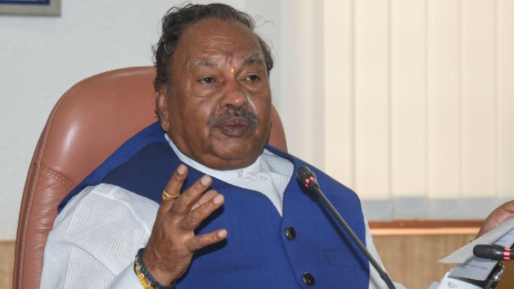 தேசியக் கொடி கம்பத்தில் காவி கொடியேற்றினால் தப்பில்லையாம்! சொல்கிறார் பாஜக மந்திரி!