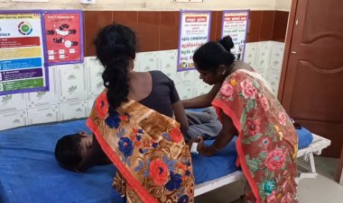 மாணவர்களுக்குள் மோதல்!பிளேடால் அறுத்த பரிதாபம்!