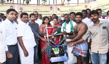 பனைமரம் ஏற நவீன கருவிகளை வழகிங்கிய எம்.பி கனிமொழி!