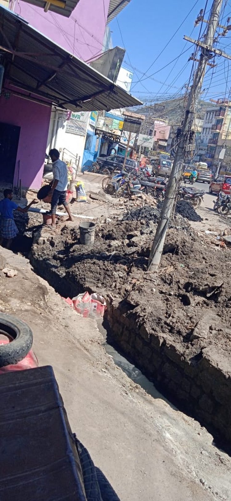 இது தாங்க ஸ்மார்ட் சிட்டி!சொந்த செலவில் கழிவுநீர் கால்வாய் அமைத்துவரும் பொதுமக்கள்!