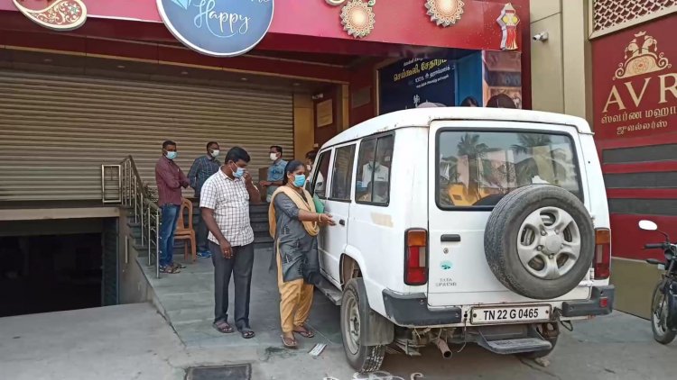 வேலுமணியின் உறவுகாரர் நகை கடை ஏவி.ஆர்.ஸ்வர்ண மகாலில் ரெய்டு!