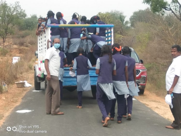 லோடு வண்டியில் மாணவிகள்!ஆடு...மாடுகளா ஆசிரியர் சார்?