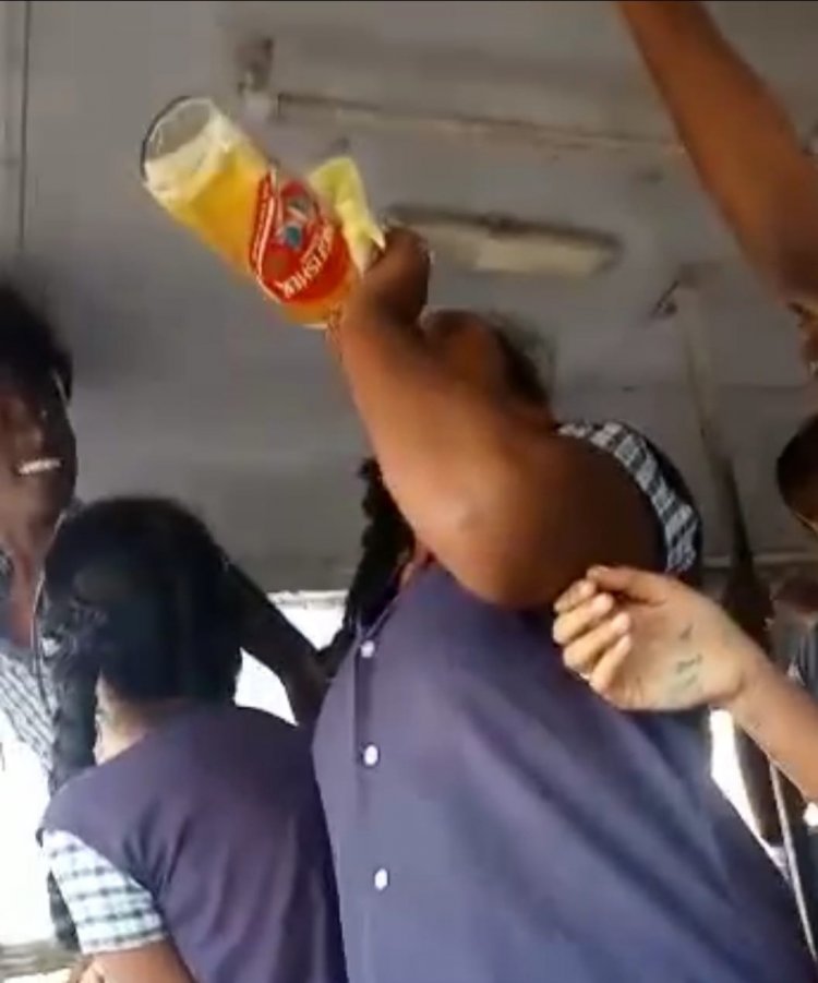 அரசு பேருந்தில் சரக்கடிக்கும் மாணவிகள்! கிங் பிரஷர் பீர் குடித்தால் வாசனை வராதாம்!