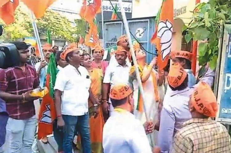 குஷ்பு ஏற்றிய வித்தியாசமான பா.ஜ.க.கொடி!