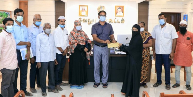 முஸ்லீம் பெண்களுக்கு நிதி கொடுத்த ஆட்சியர்!