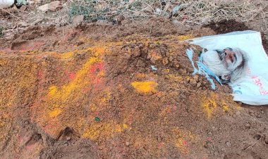 சவக்குழியில் இறங்கி போராட்டம் நடத்திய விவசாயி:-ஆட்சியரை அழைத்ததால் பதற்றம்!