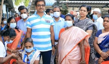 உழவர் சந்தையில் தடுப்பூசி முகாமை துவக்கிய ஆட்சியர்!