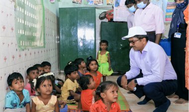 குழந்தைகளுடன் கொஞ்சிய வேலூர் கலெக்டர்!