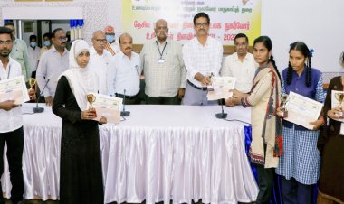    நுகர்வோர் உரிமைகள் தினம்! மாணாக்களுக்கு பரிசளித்த கலெக்டர்!