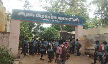 நாற்காலிகளை உடைத்த அரசுப் பள்ளி மாணவர்கள்!பொது மக்கள் விரட்டினர்!!