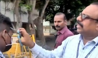 மாணவர்களுக்கு ஹேர்கட் செய்த தலைமையாசிரியர்!