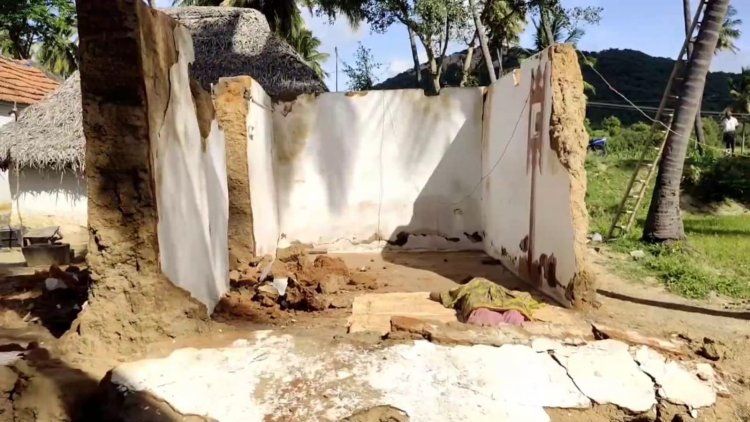 அதிகாரிகளின் ஒப்பற்ற சேவையால்? முதிய வயது சகோதரிகள் சுவர் இடிந்து மடிந்தனர்!