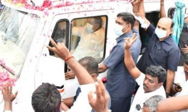 யார் இந்த பழனிச்சாமி- எப்படியெல்லாம் இந்த பதவியை பிடி(பறி)த்தார்!எம்.ஜி.ஆர் மற்றும் அம்மா ஆகிய கேடயங்களை ஓரம் வைத்து விடக்கூடாது!