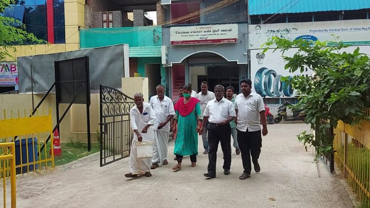 ஊரைவிட்டு ஒதுக்கிய விவகாரம்! மலையேறிய அலுவலர்கள்!