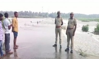 தரை பாலத்தை கடக்கும் பாலாற்று வெள்ளம்:- போலிசார் எச்சரிக்கை!!