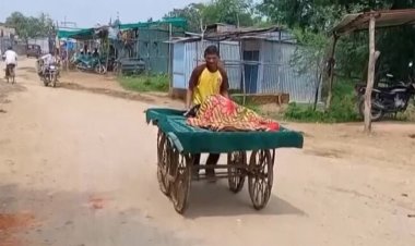 கர்ப்பிணி மனைவியை தள்ளுவண்டியில் ஆஸ்பத்திரிக்கு கொண்டு சென்ற கணவர்!