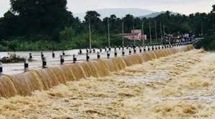 குடியிருப்பு பகுதிகளில் புகுந்த ஆற்று வெள்ளம்:-தரைபாலங்கள் தண்ணீரில் மூழ்கின!!