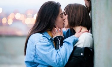 ஃபயர் தோழிகள் பிளேடால் அறுத்து சாவ முயற்சி!