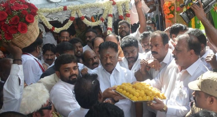 எம்.ஜி.ஆர். நினைவு இல்லத்தில் ஓ.பன்னீர்செல்வம் கொடி ஏற்றி சமாதான புறவை பறக்கவிட்டார்!