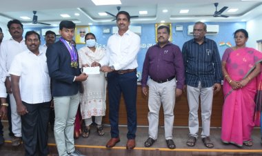 வலு தூக்கும் போட்டியாளர்களை மனதார பாரட்டிய ஆட்சியர்!