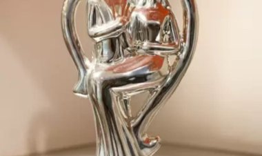 செத்துப்போன காதலர்களுக்கு சிலை!