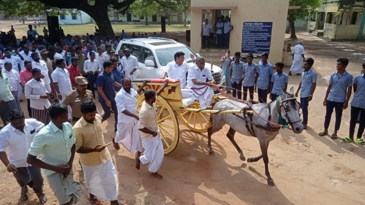 குதிரை வண்டியில் சென்று பசுமை பள்ளி திட்டத்தினை தொடங்கி வைத்த அமைச்சர்! பரபரப்பு பேட்டி!!