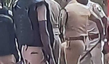 வன்முறையில் ஈடுபட்டவர்களை பூட்ஸ் காலால் உதைத்த எஸ்.பி.!