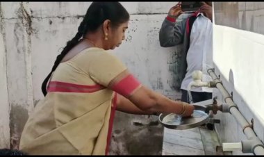 மாணவர்களுடன் உணவருந்தி தட்டை கழுவிய கலெக்டர்!