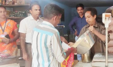 ரேஷன் கடையில் திடீர் ஆய்வு நடத்திய ஆட்சியர்!