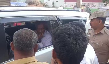 தரமற்று போடப்பட்ட பேவர் பிளாக் சாலை! கலெக்டர் வாகனத்தை முற்றுகையிட்ட மக்கள்!