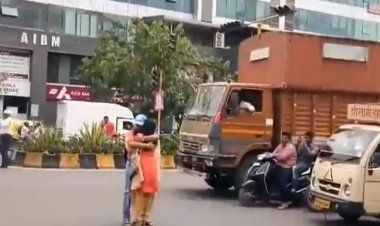 நடுரோட்டில் காதல் ஜோடி கட்டிப்பிடித்து குஜால்!